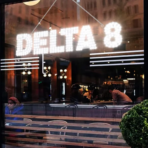 Vista 4 de Letreros LED grandes de Delta 8 de 30"x10" para negocios, diseño único súper brillante Letrero Delta 8 con instalación colgante, Letrero Delta 8