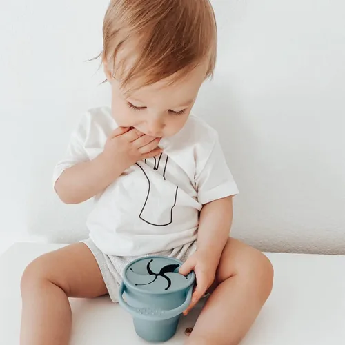 Vista 3 de BraveJusticeKidsCo - Snack Attack Cup - Contenedor de bocadillos de silicona plegable, recipiente para snacks para bebés y niños pequeños