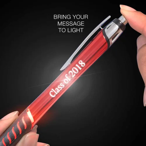 Vista 4 de Bolígrafos de metal grabados con láser personalizados con grabado iluminado y agarre en color verde. Haz clic en el bolígrafo para iluminar tu