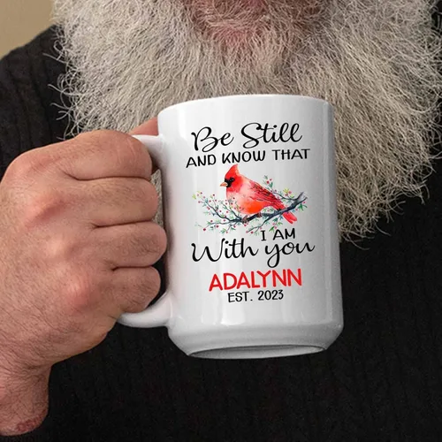 Vista 6 de Taza de café personalizada con nombre y año con diseño de pájaro cardenal rojo, taza de café con texto en inglés "Be Still And Know That I Am With