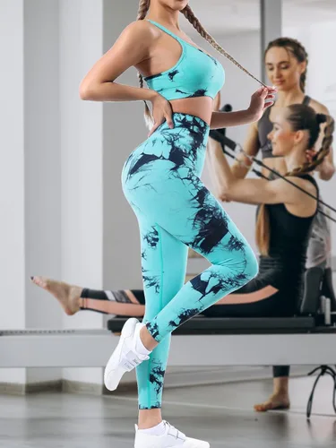 Vista 4 de UONNOU Conjuntos de entrenamiento para mujer, de punto, sin costuras, recortada, sin mangas, brasier de cintura alta, pantalones cortos de yoga