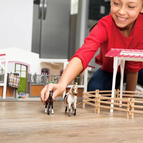Vista 5 de Schleich Granja Equina y Establo - Juego de 44 Piezas Ganador de Premios, Centro de Equitación con 2 Juguetes de Poni, Figurilla de Jinete