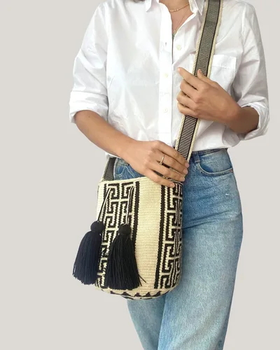 Vista 13 de Classic Authentic WAYUU Bag, Mochila from Colombia, Medium Crochet Crossbody, Handmade Medium Purse, Bucket Bag.
