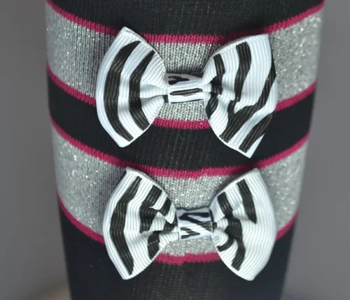 Vista 2 de Black Tot Jocks - Calcetines deportivos para niñas, color rosa, negro y plateado con lazo estampado de cebra para niños, talla 9 2,5, fútbol