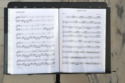 Vista 7 de Baquetas de batería 5A y soporte para carpeta de música