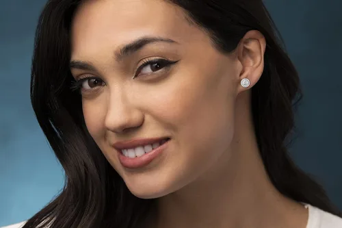 Vista 2 de NATALIA DRAKE Aretes redondos pequeños con diamantes pavimentados de 14 quilates para mujer en plata de ley 925 chapada en rodio, Metal precioso.