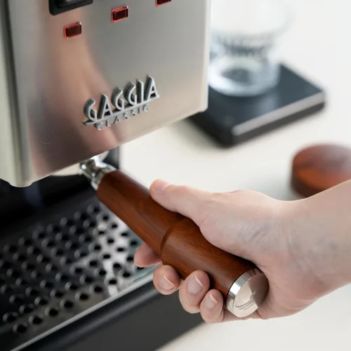 Vista 4 de Premium - Portafiltro sin fondo para Gaggia Classic Pro, E24, Evo de 2.3 in, calibrado de precisión de 2.3 in y distribuidor de café ajustable