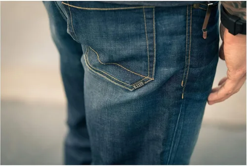 Vista 4 de 5.11 Tactical Defender-Flex Slim Jeans para hombre, cintura ajustada, 7 bolsillos, estilo 74465