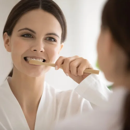 Vista 4 de Cepillo de dientes de madera de bambú natural, cerdas blancas suaves de 24k Organic- biodegradable, sin BPA, ecológico, respetuoso con el medio