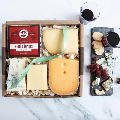 Vista 2 de Igourmets Favorite 4 muestras de queso gourmet en caja de regalo Este muestreo de cuatro quesos fue creado pensando en el paladar del sabor de todos