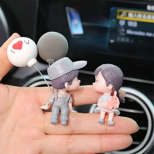 Vista 4 de Lindos adornos para pareja, decoración de automóvil, linda acción de caricaturas para parejas, decoración de tablero de automóvil de dibujos