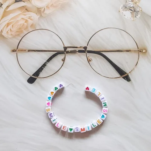 Vista 3 de Xeahung 200 cuentas de letras acrílicas cuadradas multicolor para hacer joyas, llaveros de bricolaje, collares, pulseras, decoraciones