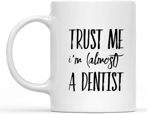 Vista 300 de Taza inspiradora y sarcasmo con texto en inglés "A Truly Great Doctor is Hard to Fond", regalos inspiradores y sarcasmo para hombres y mujeres
