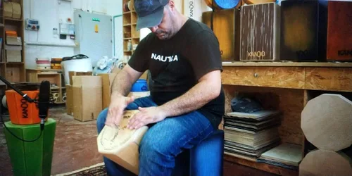 Vista 5 de Kandu - The 13'' Cajonga La combinación perfecta de Conga y Cajon, sonido divertido y funky que se adapta a cualquier tipo de música que quieras