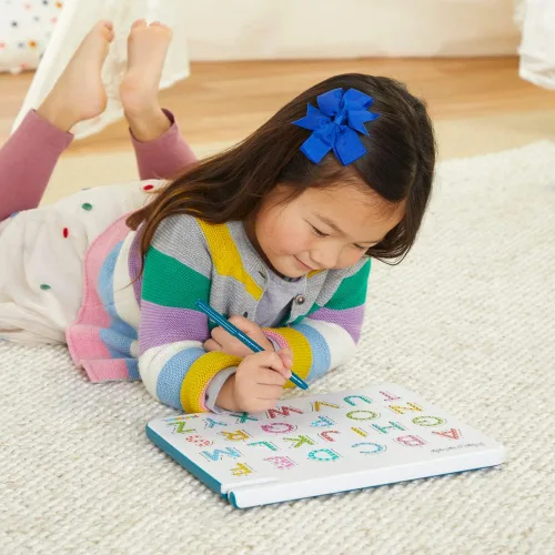 Vista 7 de Playskool Magnatab — Letras mayúsculas de la A a la Z — Tablero magnético de trazado de letras para niños pequeños y dibujo sensorial