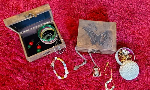 Vista 7 de Joyero de mariposa grabado, hermosa caja de recuerdo Caja de almacenamiento de aretes y collares para niñas y mujeres Idea de regalo para el día