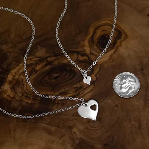 Vista 4 de Juego de madre-hija, collares de recorte de corazón, 2 collares de plata de ley para regalo del Día de la madre