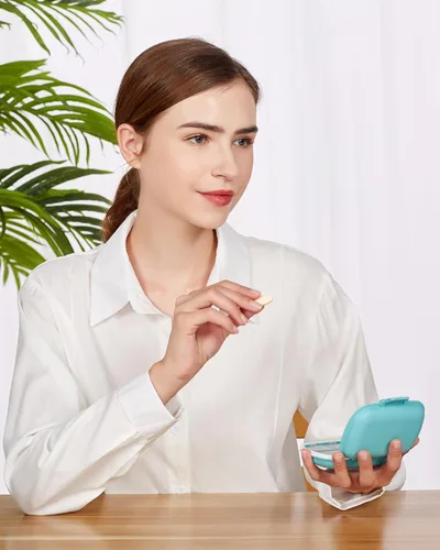 Vista 7 de Holii Pastillero de viaje, 8 compartimentos, pastillero portátil, pastillero diario para guardar vitaminas, pequeño contenedor de píldoras para Azul