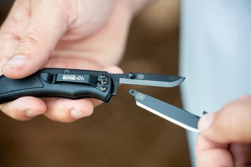 Vista 5 de OUTDOOR EDGE Navaja de bolsillo plegable Razor EDC Lite con clip, cuchillo compacto de hoja reemplazable de 2.5 pulgadas con cuchillas RazorSafe