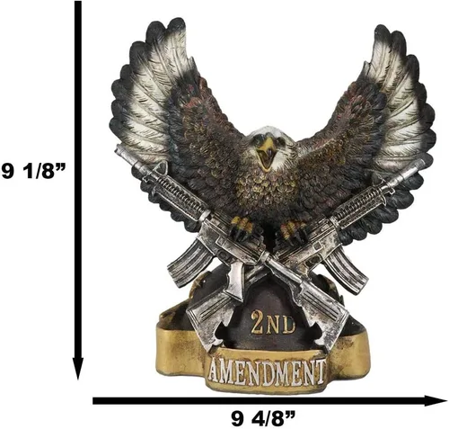 Vista 3 de Ebros Gift Alas patrióticas de gloria de 9 pulgadas de alto con águila calva agarrando rifles cruzados con la segunda enmienda derecho a portar