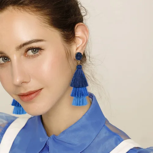 Vista 2 de Aretes colgantes bohemios con borlas en capas, aretes acrílicos de pétalos de rosa, aretes de disfraz festivo, regalo para mujeres y niñas, Día