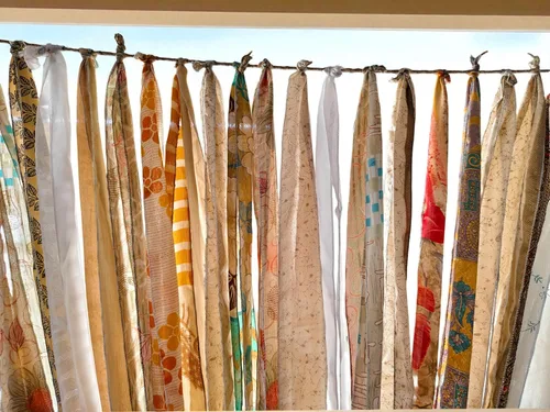 Vista 2 de Mango Gifts Exotic Elegance: Cortina de puerta de cinta multicolor hecha a mano en seda vieja Sari Beige