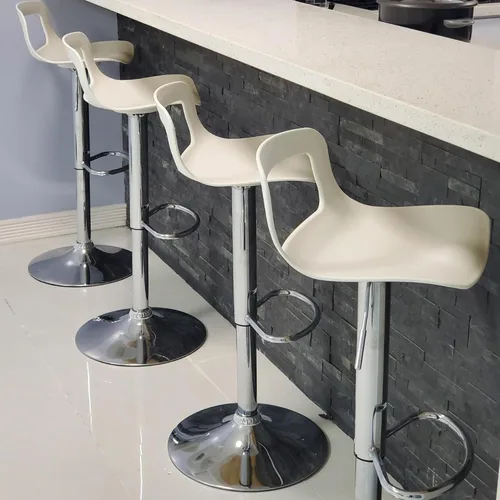 Vista 6 de Juego de 2 taburetes de bar, taburetes de bar giratorios de plástico ajustables, taburetes modernos con respaldo abierto y reposapiés, taburetes