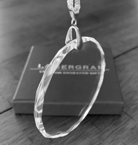 Vista 4 de LaserGram Adorno de Navidad de vidrio personalizado, tía más grande del mundo, idea de regalo grabada con láser personalizada (forma redonda)