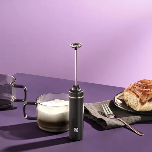 Vista 2 de AdHoc Moro - Espumador de leche Batidor eléctrico de mano Cabezal de batidor de acero inoxidable Funciona con pilas Gris Espuma perfecta