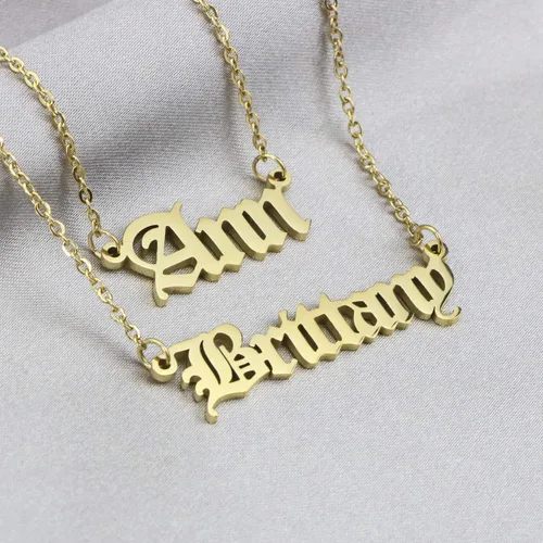 Vista 4 de Joycuff antiguo inglés nombre collar (más de 500 nombres en existencia) personalizado chapado en oro de 18 quilates Monograma joyería regalo