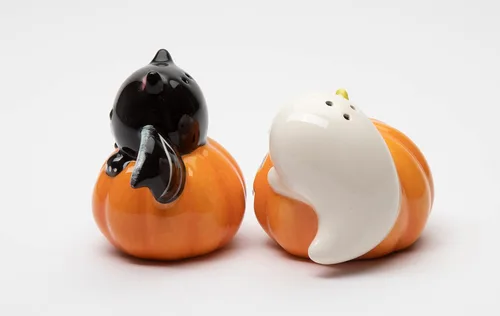Vista 3 de Juego de salero y pimentero de cerámica fina para Halloween, casper y murciélago en calabaza, 3-1/8 pulgadas de largo