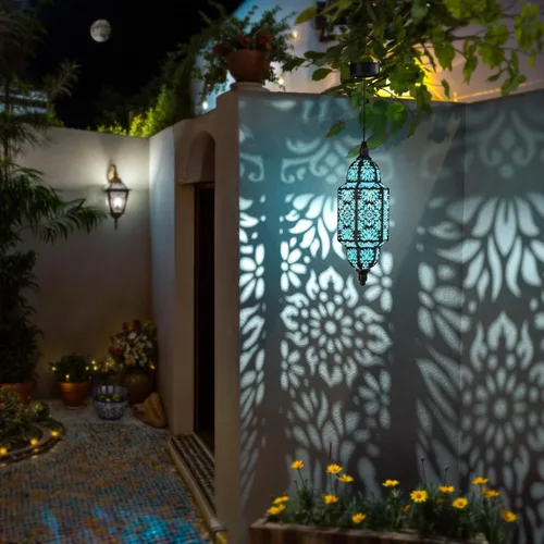 Vista 2 de Twinkya Paquete de 2 luces solares colgantes para jardín, farol solar decorativo para exteriores, impermeables, de metal, marroquí, decoraciones al