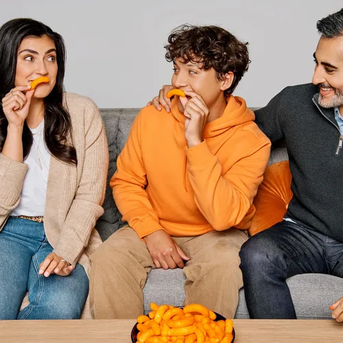 Vista 4 de Cheetos Bocadillos con sabor a queso, Puffs, 0.875 onzas (paquete de 40)