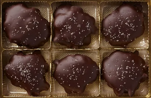 Vista 3 de Caja de regalo de tortugas pecanas saladas de chocolate negro