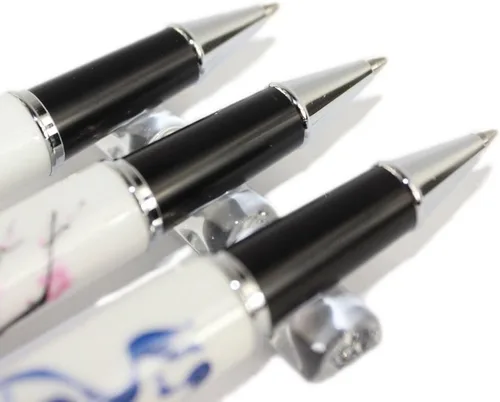 Vista 4 de Gullor 3 Pcs Rollerball Pen 8802 Blanco y Negro, clip plateado, tres patrones