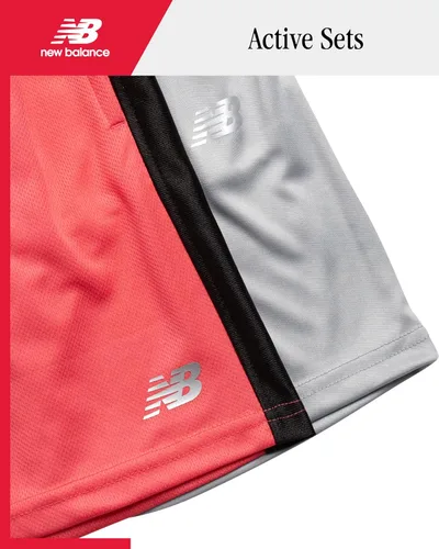 Vista 2 de New Balance Pantalones cortos deportivos para niños, paquete de 2 pantalones cortos de malla de rendimiento que absorben la humedad para correr