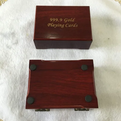 Vista 2 de Baraja de cartas de póquer con papel de aluminio dorado de 24 quilates con caja de regalo de madera, cartas de póquer impermeables de alta calidad