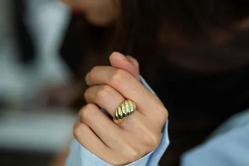 Vista 4 de Anillo de croissant de oro macizo de 14 quilates Anillo de cúpula trenzada de oro real de 14 quilates Anillo grueso de oro para mujer Anillo