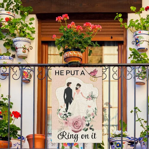 Vista 5 de Bandera de jardín con texto en inglés "He Put a Ring on It", de arpillera vertical de doble cara, boda, compromiso, propuesta, despedida de soltera