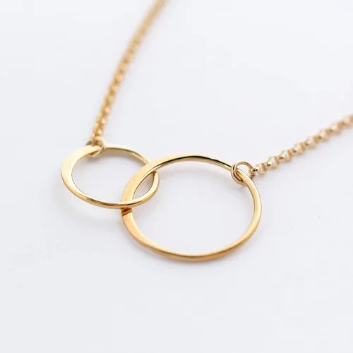 Vista 2 de A Charmed Impression Collar de círculos de eternidad de oro de 14 quilates, regalo de amor familiar para primos