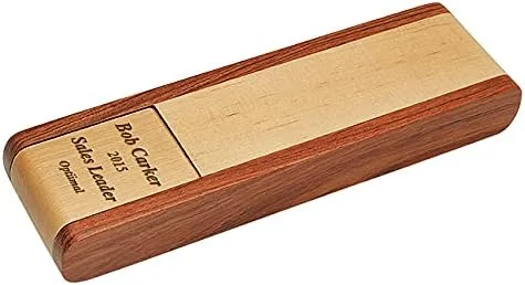 Vista 2 de Executive Gift Shoppe Soporte de pluma de madera abatible personalizado con bolígrafo y soporte con grabado personalizado