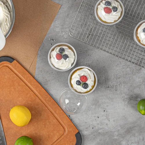 Vista 8 de Restaurantware Ramequines desechables de 4.2 onzas con tapas, 100 vasos desechables redondos de crema brulee, tapas de cúpula aptas para horno, Negro