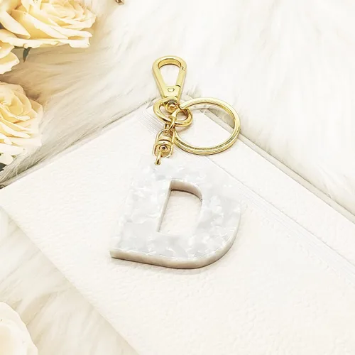Vista 2 de Junyuerly Llavero dorado con inicial blanca con letra A B C D E F G llavero colgante para hombres y mujeres