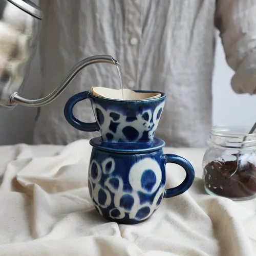 Vista 3 de Asayu Japan Juego de cafetera de cerámica para verter café en color azul océano, soporte de filtro de papel de preparación lenta y gotero con 3