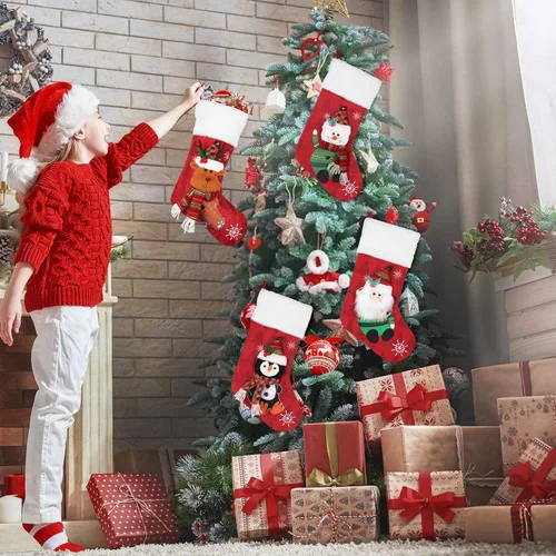 Vista 7 de COOLWUFAN Paquete de 4 medias de Navidad de 19 pulgadas con copo de nieve, Papá Noel, muñeco de nieve, reno, pingüino y felpa de piel sintética