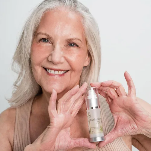 Vista 3 de Deluvia Suero de vitamina C para cara, suero facial de ácido hialurónico, suero hidratante con vitamina E hidratante y aloe vera orgánico
