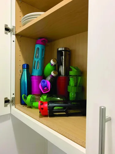 Vista 5 de Jokari Organizador de almacenamiento de vasos y botellas, estante para puerta con capacidad para grandes recipientes de agua y bebida con un sistema