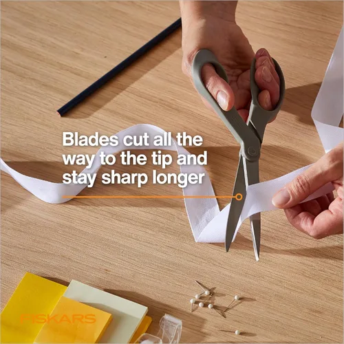 Vista 3 de Fiskars Tijeras de tela reciclada de 8 pulgadas - Tijeras de artesanía sostenibles y afiladas para costura - Corte de tela - Beige