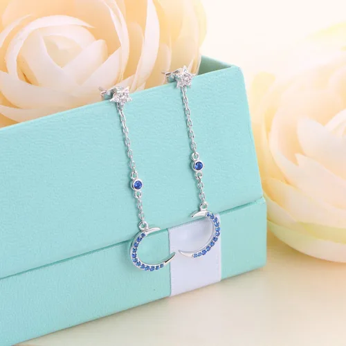 Vista 5 de Aretes de plata fina 925 en forma de corazón colgante para mujeres y niñas.