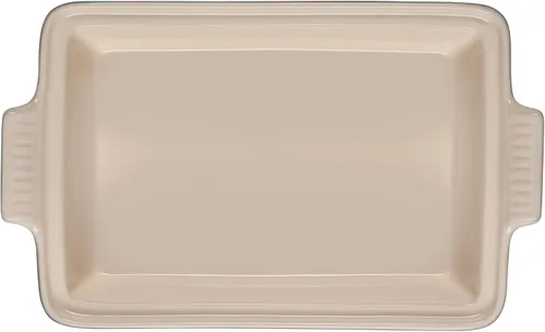 Vista 2 de Le Creuset Olive Branch Collection Heritage - Cacerola rectangular cubierta de cerámica, 4 cuartos de galón, Marsella con tapa en relieve